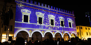 Palazzo della Prefettura illuminato