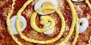 Pizza con uovo e maionese