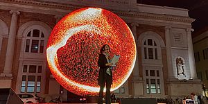 Presentatrice serata con biosfera