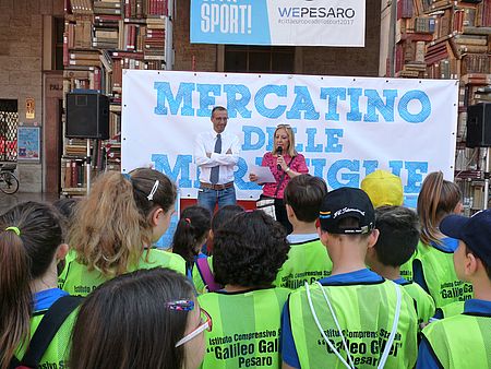il sindaco risponde alle domande degli alunni del mercatino delle meraviglie