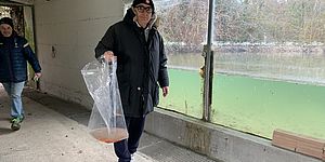 Belloni davanti al vetro del laghetto del Miralfiore