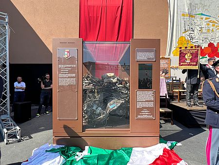 Rottami di macchina dentro la teca