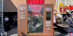 Rottami di macchina dentro la teca