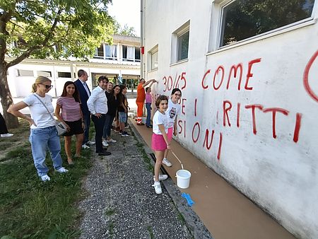 gli studenti ritinteggiano la scuola Pirandello