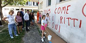 gli studenti ritinteggiano la scuola Pirandello