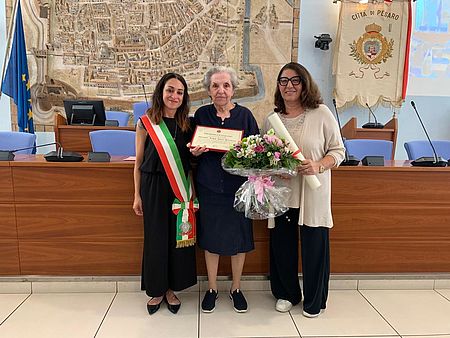 Murgia Mattioli e Catalano con in mano attestato e fiori