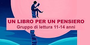 particolare della locandina raffigurante immahine ragazzo seduto su una pila di libri
