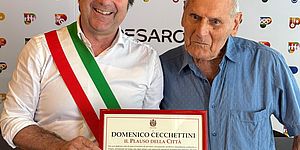 Biancani consegna il “Plauso della città” all’86enne calzolaio Domenico Cecchettini