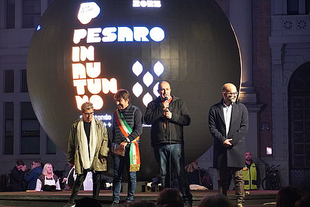 Debutta “SMS”, il dj set nella corte dei Musei Civici. In parallelo torna anche il teatro dialettale sul palco della Biosfera, con Farò Follie Biancani e organizzatori evento