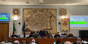 Ricci che parla in Consiglio Comunale con Assessori e Consiglieri