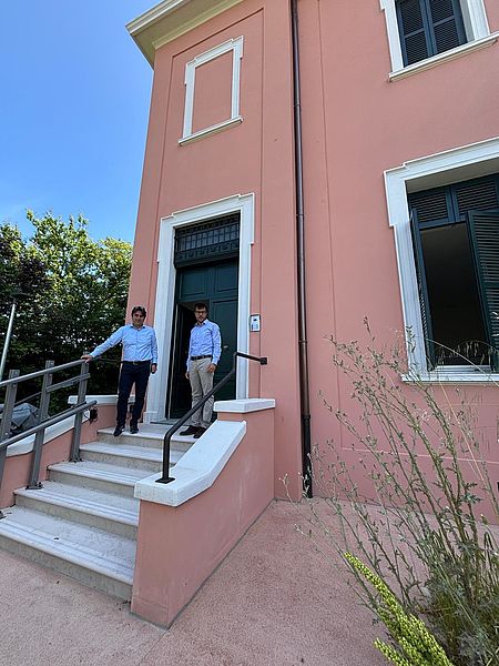 Pozzi Biancani davanti gli alloggi