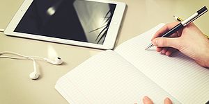 scrivania con tablet e quaderno