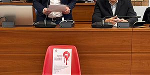 Biancani Pandolfi con davanti la sedia rossa rappresentazione dell'antiviolenza