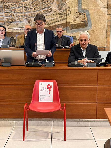 Biancani Pandolfi con davanti la sedia rossa rappresentazione dell'antiviolenza