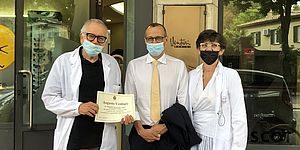 Ricci Venturi Augusto e elisa davanti al negozio