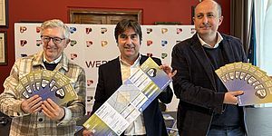 Olmeda Biancani Vimini con in mano le brochure