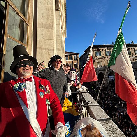 Biancani Belloni ed altri sul terrazzo