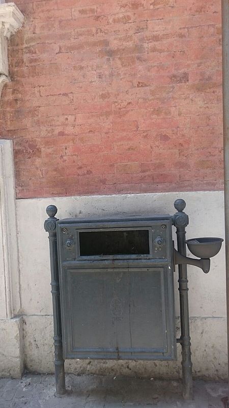 immagine di un bidone con posacenere incorporato