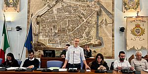 Ricci che parla in Consiglio comunale con Assessori