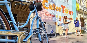 Bici con sullo sfondo palco di Catertour