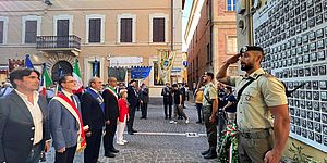 Autorità schierate davanti al monumento ai caduti