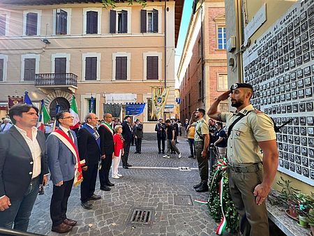 Autorità schierate davanti al monumento ai caduti