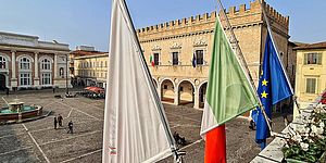 bandiere nel terrazzo del Comune con nello sfondo Prefettura