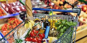 carrello supermercato con vari alimenti