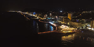 Lungomare illuminato dalle candele