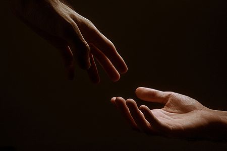 due mani che si incontrano