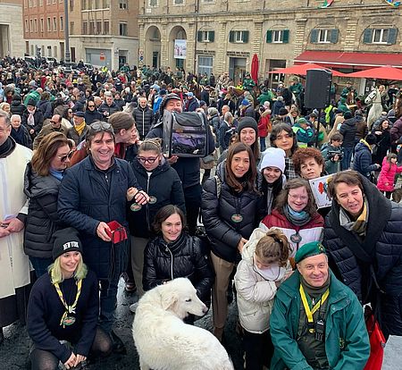 Biancani con animali in piazza