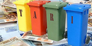 Bidoni differenziata con scritta TARI