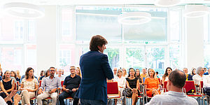 il sindaco Andrea Biancani alla presentazione dell'opera KAGAMI