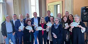 Gruppo organizzatori con ventaglio in mano