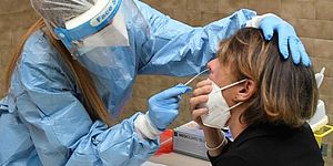 infermiere intento a fare un tampone naso