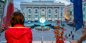 Ragazza che guarda palazzo delle Poste e Sonosfera