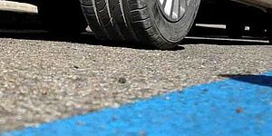 Strada con parcheggi a strisce blu