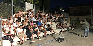 Ragazzi seduti in gradinata