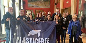 Conti Frenquellucci Murgia ed altri delle associazioni con in mano bandiera Plastic free