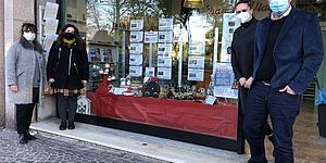 Vimini Frenqulucci ed altri davanti a una vetrina allestita con hobbistica