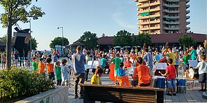 Ragazzi che suonano in piazza Europa