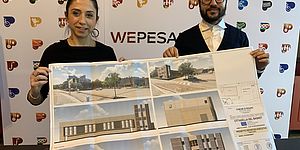 Della Dora e Pozzi con in mano i progetti della Cittadella del Basket