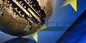 Bandiera dell'Europa e veduta di Pesaro