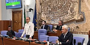 Ricci che parla in Consiglio