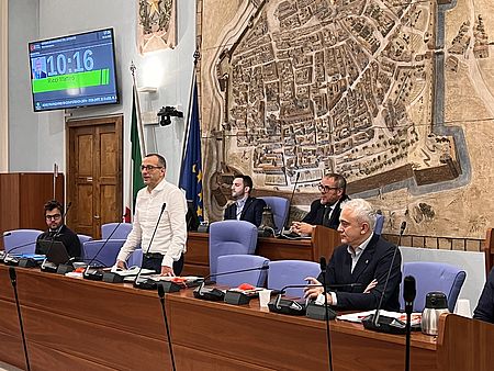 Ricci che parla in Consiglio