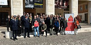Vimini Frenquellucci e Pandolfi con ragazzi in piazza del Popolo