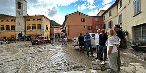 Eicci Belloni Amadori ed altri a Cantiano in piazza allagata dal fango