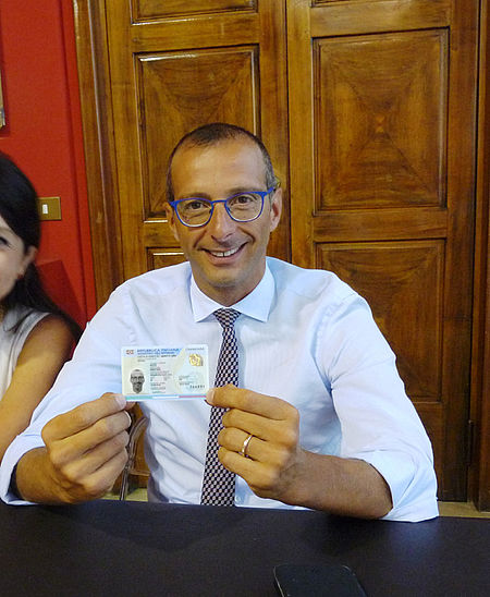 sindaco ricci con carta elettronica