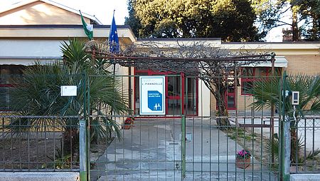 cartelli che indicano le segreterie e le direzioni degli istituti comprensivi di pesaro