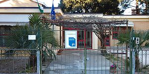 cartelli che indicano le segreterie e le direzioni degli istituti comprensivi di pesaro